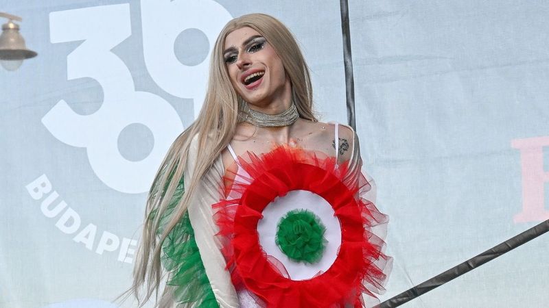 Nemzeti kokárdának öltözött a magyar travi