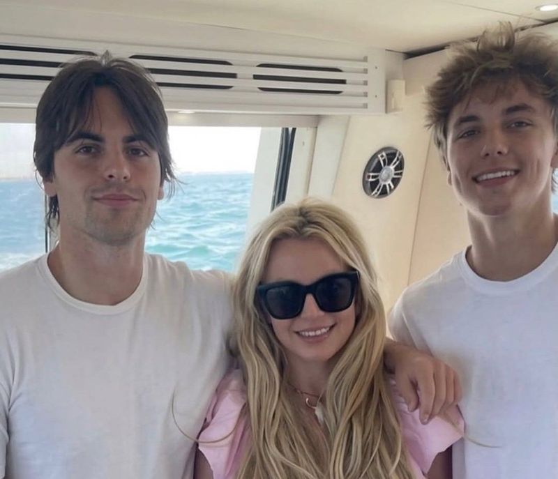 Egy ismert énekes fia különös döntést hozott, új irányt vehet a kapcsolatuk