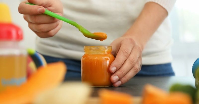 Visszahívott bébiétel miatt aggódnak a családok, újabb botrány a boltokban