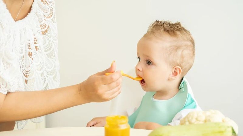Félelem a boltokban: veszélyes anyag kerülhetett a bébiételbe, aggódnak a szülők
