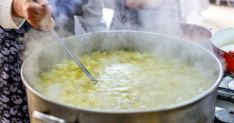 Egyetlen mozdulat és máris krémesebb leves kerül az asztalra – felejtsd el a megszokott módszereket!