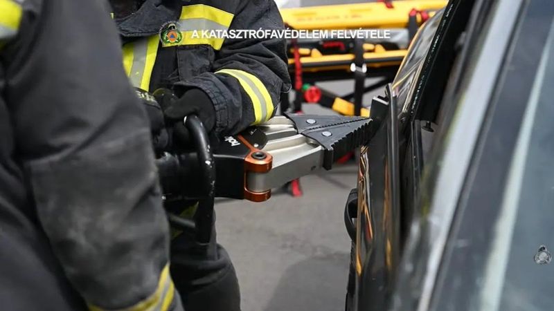 Feszítővágóval mentették a bajba jutottat Budapesten, perceken múlt minden