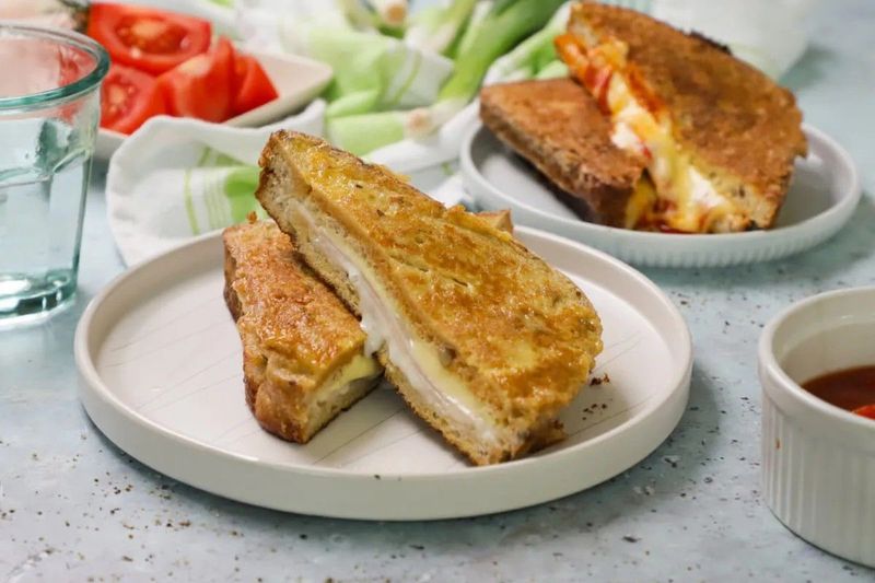 Ínycsiklandó reggeli csoda: Szalámis-sonkás bundás kenyér, amit muszáj kipróbálnod!