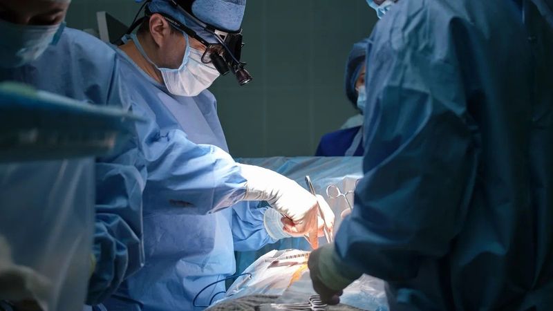 A férfi szívműtétje után furcsa képességek jelentek meg, családja is meglepődött