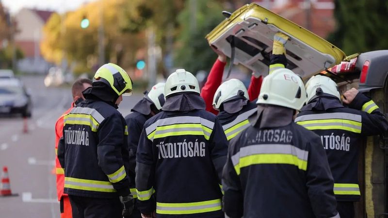 Óriási káosz az autópályán, az utazók órákig vesztegelhetnek a dugóban