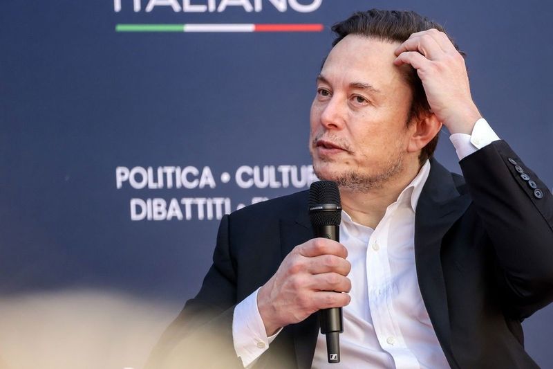 Elon Musk újabb csúcsot döntött: 839 milliárd dolláros vagyonával mindenkit maga mögé utasított!