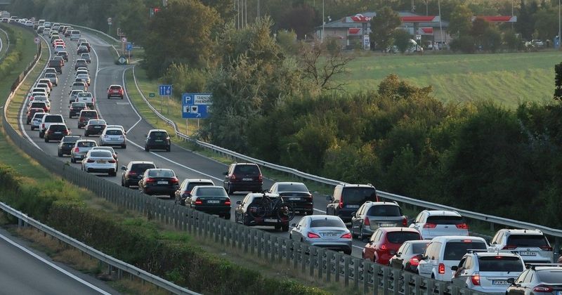 Baleset bénítja az M7-est, hatalmas torlódás nehezíti a közlekedést