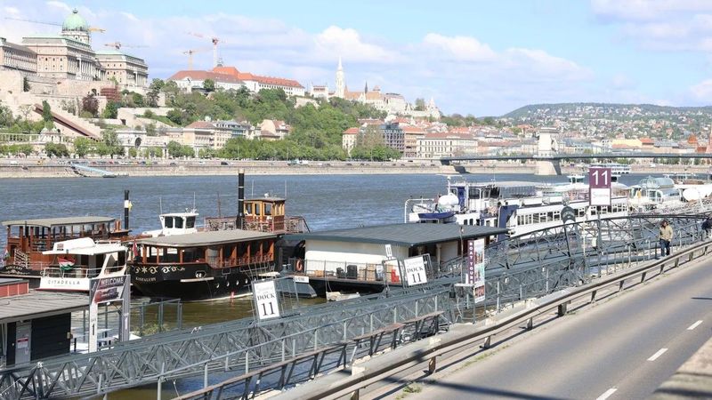 Drámai pillanatok a Belgrád rakparton, egy ember életveszélybe került a zuhanás után