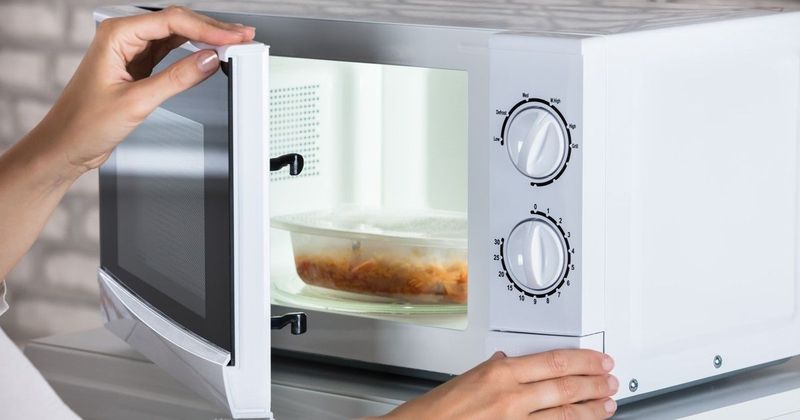 Mikrohullámú sütő: Az egészséges konyha titkos fegyvere vagy veszélyes ellenség?