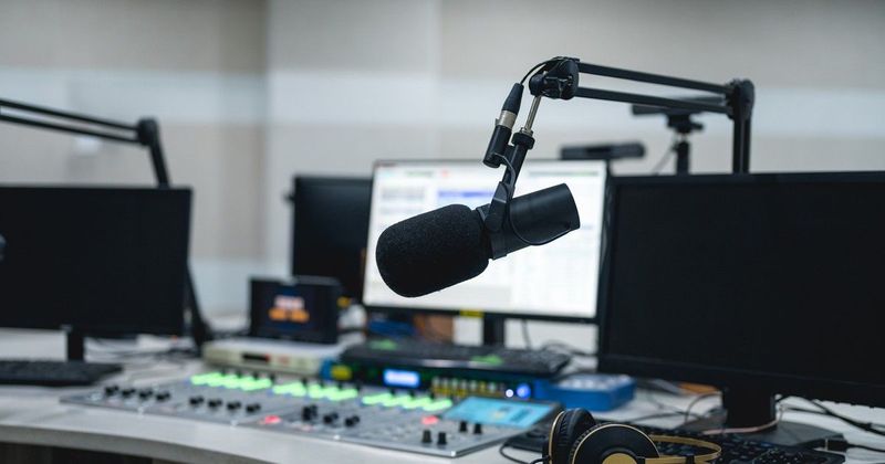 Rádiós botrány a BBC-nél: Mi történt Scott Mills-szel?