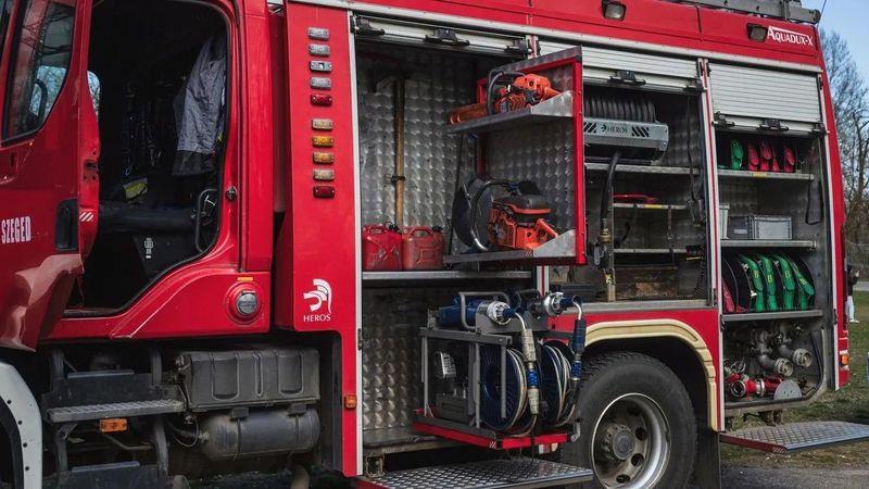 Teherautó és autó ütközött a főúton, drámai mentésre volt szükség