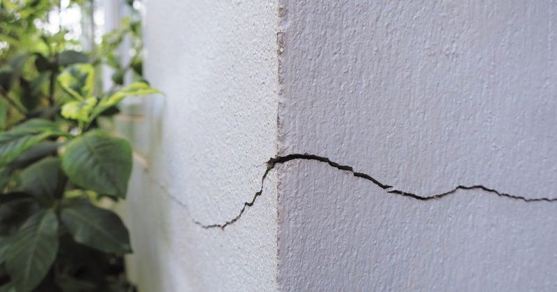 Fura zajok az újszászi ház falában: amikor megbontották, senki nem számított arra, ami előkerült