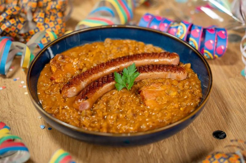 Lencsefőzelék füstölt hússal: A hétköznapok titkos ínyencsége