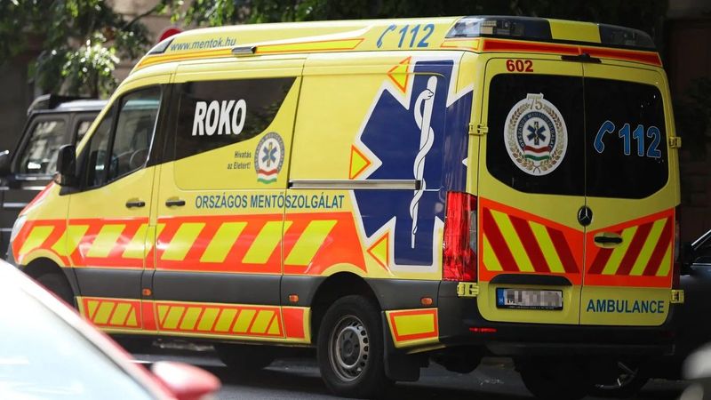 Buszmegállóba csapódott egy autó, teljes útlezárás bénítja a környéket