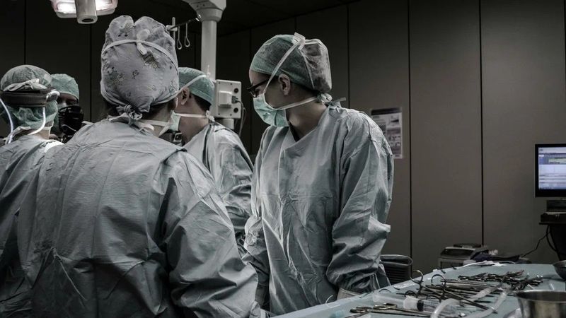 Drámai küzdelem az idővel: elveszett életek egy reményteli műtét közben