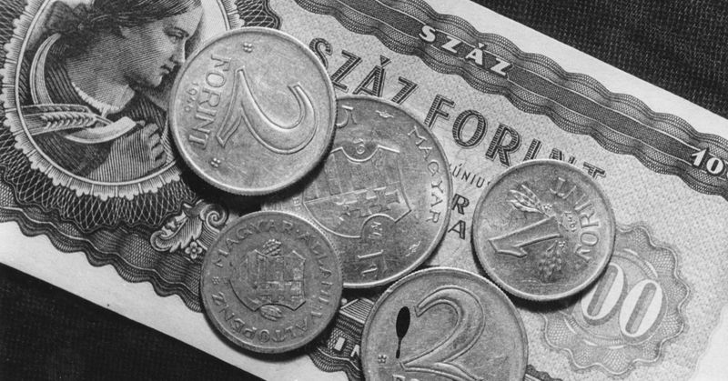 Hihetetlen, mennyit fizetnek most egy hibás 100 forintosért – Alig akad belőle, mégis vagyonokat érhet a zsebedben lapuló bankjegy