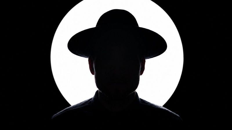 Fenyegető új TikTok-trend sodorhatja veszélybe a fiatalokat: a „kalapos ember” már magyar otthonokban is felbukkanhat
