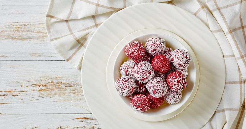 15 perces csoda: Áfonyás kókuszgolyó, amit imádni fogsz!