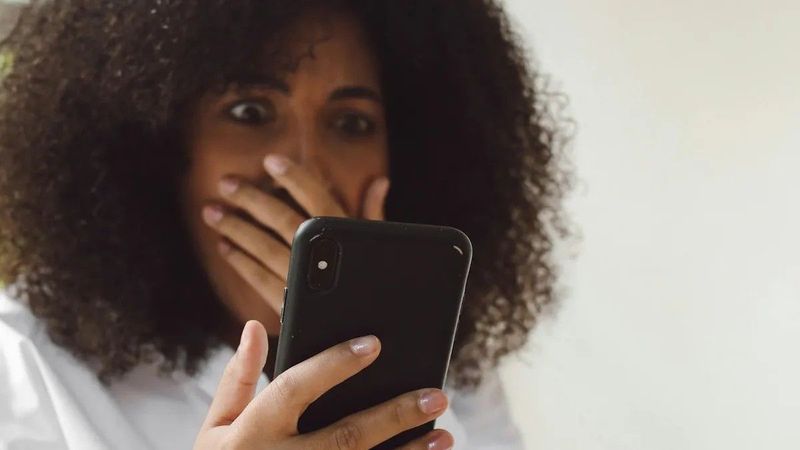 Telefonunk kamerája rejtett veszélyeket hordozhat, így védekezhetünk a leskelődők ellen