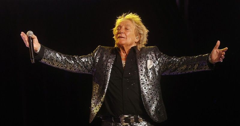 Rod Stewart koncertjén váratlanul összeesett a színpadon – újabb aggodalomra ad okot az énekes állapota