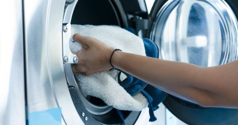Veszélyes mosási csapda: Melyik mosószer roncsolja a ruháidat 60 fok felett?