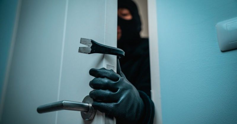 Alufólia a kilincsen: tényleg segít, vagy csak újabb furcsa tipp az életmódguruktól?