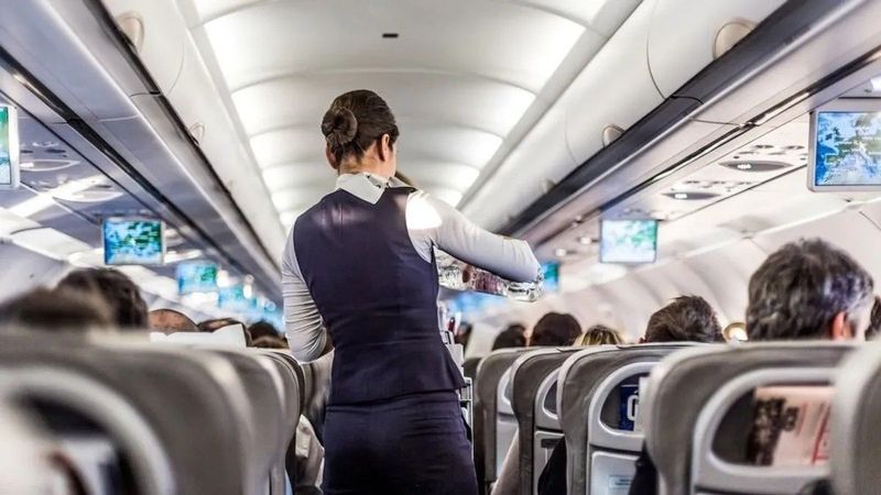 Félelmében fordult a stewardesshez a 15 éves lány a repülőn: azonnali lépés kellett a mellette ülő férfi miatt