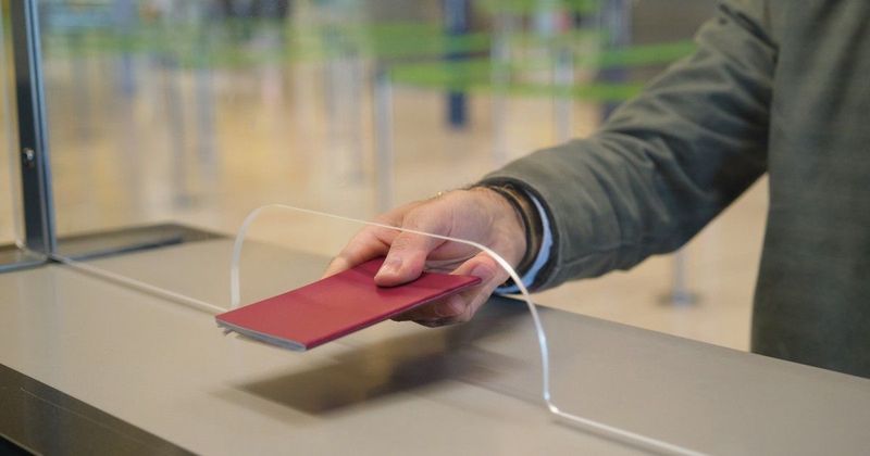 Miért tilos mosolyogni az útlevélképen? A válasz meglepőbb, mint hinnéd!