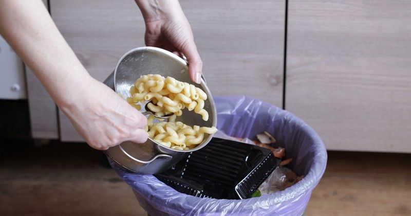A háziasszonyok új trükkje a szemetes szag ellen, amivel a takarítás is könnyebb lesz