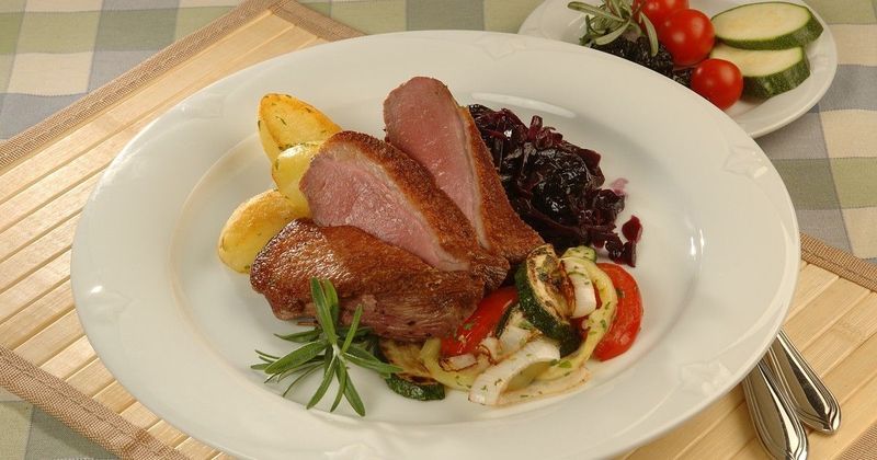 Ínycsiklandó ünnepi titok: Sült kacsamell szilvás káposztával, amiért minden vendég odalesz!