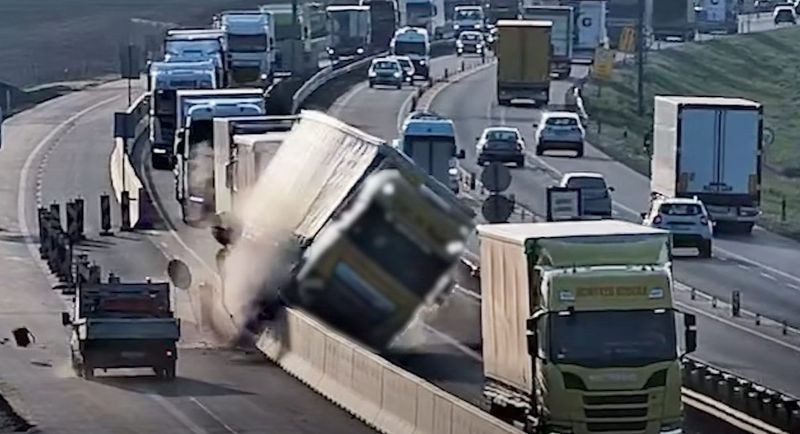 Felugratott a betonfalra, majd az oldalára borult egy kamion az M1-es autópályán