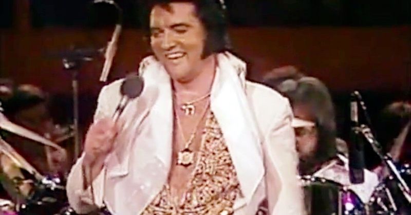 Elvis Presley utolsó koncertjén egyetlen furcsa pillanat mindenkit találgatásra késztet – újraéledhetnek a legvadabb elméletek