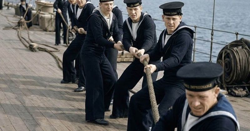 Fedezd fel a haditengerészet trapéznadrágjának titkát: Túlélés vagy divat?