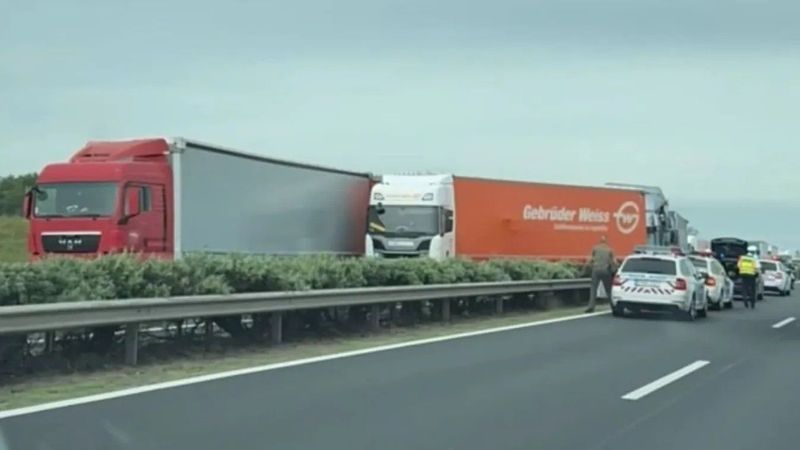 Több kamion karambolja bénítja az M1-est, kilométeres torlódás alakult ki