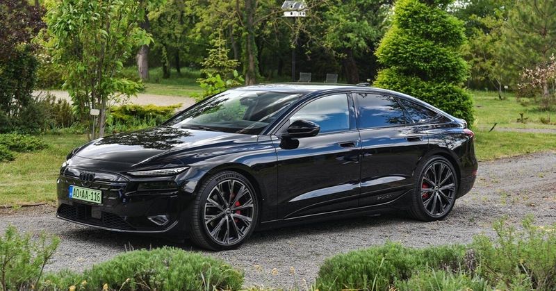 Kanyarban előz az elektromos autóival az Audi