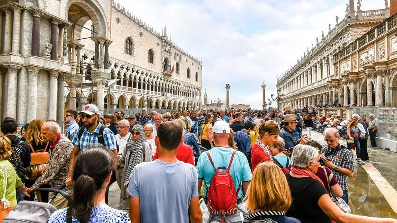 Túlturizmus miatt szigorúbb szabályok jönnek, nem lesz már akadálytalan utazás