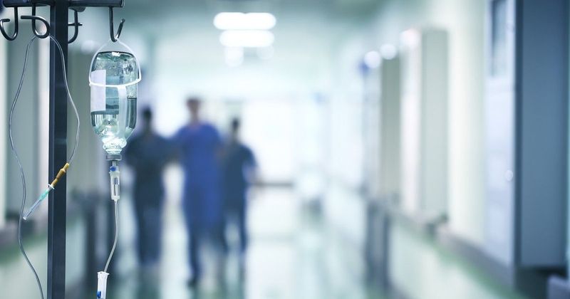 Az ismert humorista egészsége veszélybe került, aggódnak a rajongók