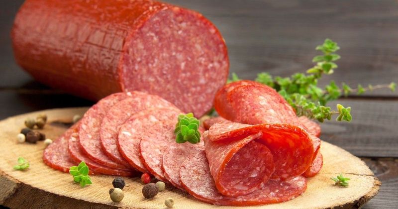 Veszélyes baktérium miatt visszahívás, a szalámi vásárlókat most különösen figyelmeztetik