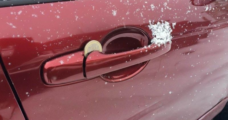 Rejtélyes érme az autód kilincsén: mit jelent és hogyan védekezz?
