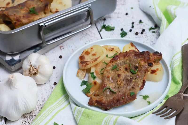 Fenséges tepsis-mustáros tarja krumplival: A hétvége ínycsiklandó kedvence!