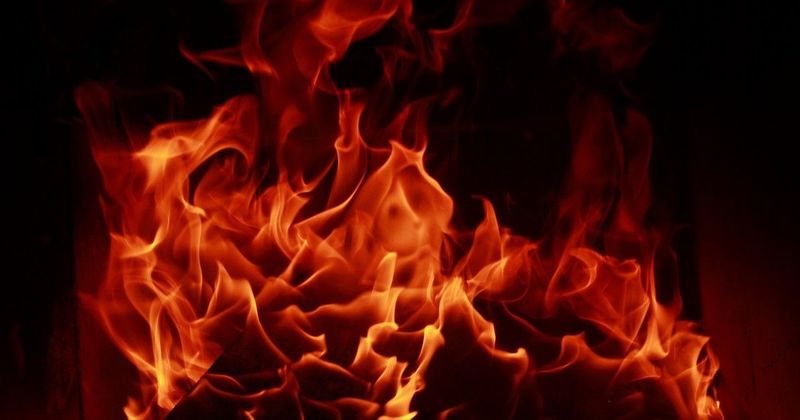 Lángoló pokol Fonyódon: a Balaton partjáról is látható tűzvész