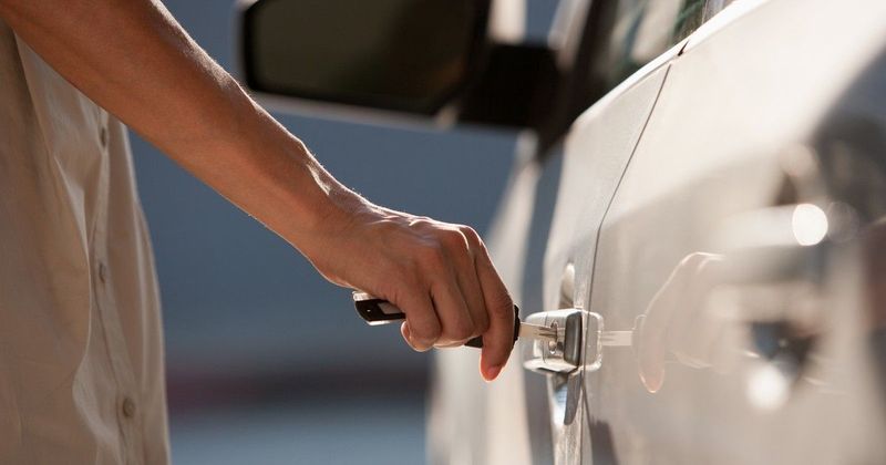 Te is rosszul nyitod az autó ajtaját? A holland módszer életeket menthet!