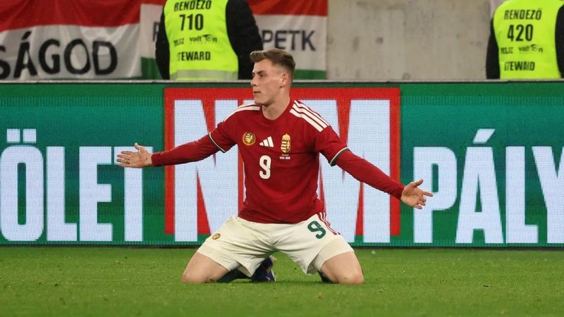 Egy magyar válogatott sztár párja a lelátón, minden tekintet rá szegeződött