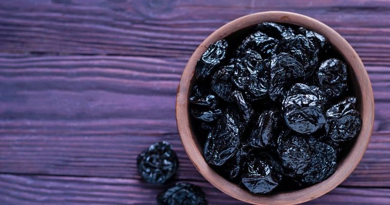 Felejtsd el a puffadást: Az aszalt szilva csodája lefekvés előtt