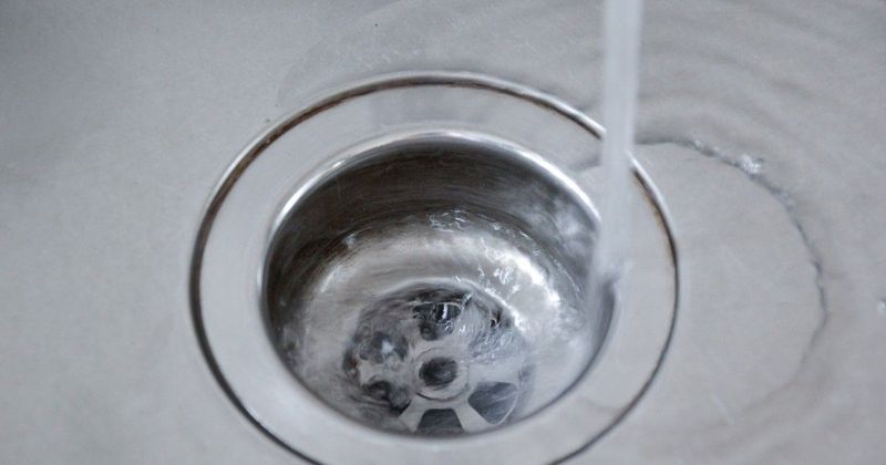 A házi praktikák új sztárja, ami felülmúlja a szódabikarbónát a lefolyó tisztításában