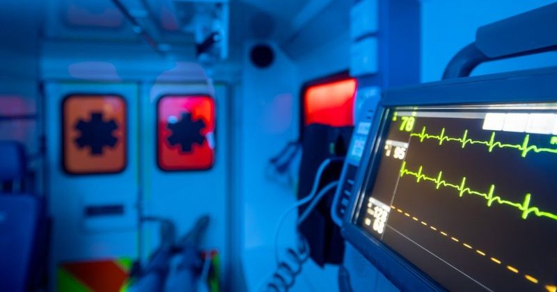 Az ismert énekesért riasztották a mentőket, a rajongók aggódva várják a fejleményeket