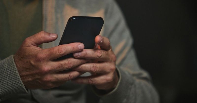 Egy véletlen üzenet, amely ismeretleneket kötött össze – és megváltoztatta a gyászoló apa életét