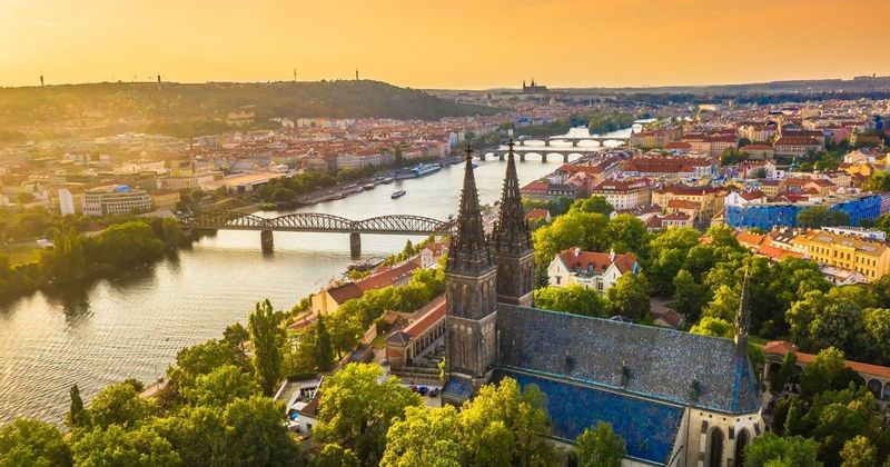 Rejtélyes égi villanás Prága felett: idegenek vagy titkos technológia?