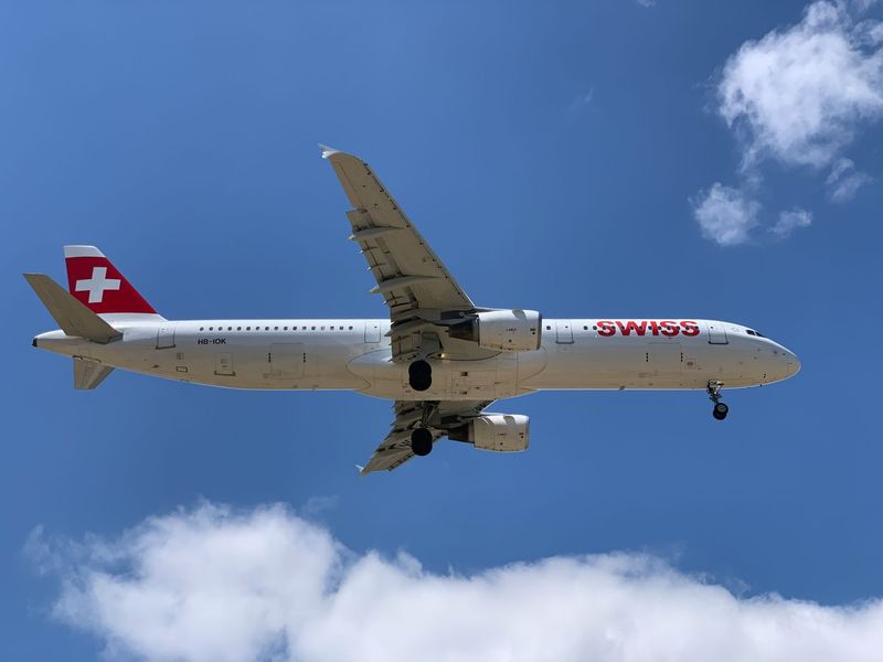 Swiss Air Lines: 7 millió forinttal csábítják távozásra a légiutas-kísérőket!