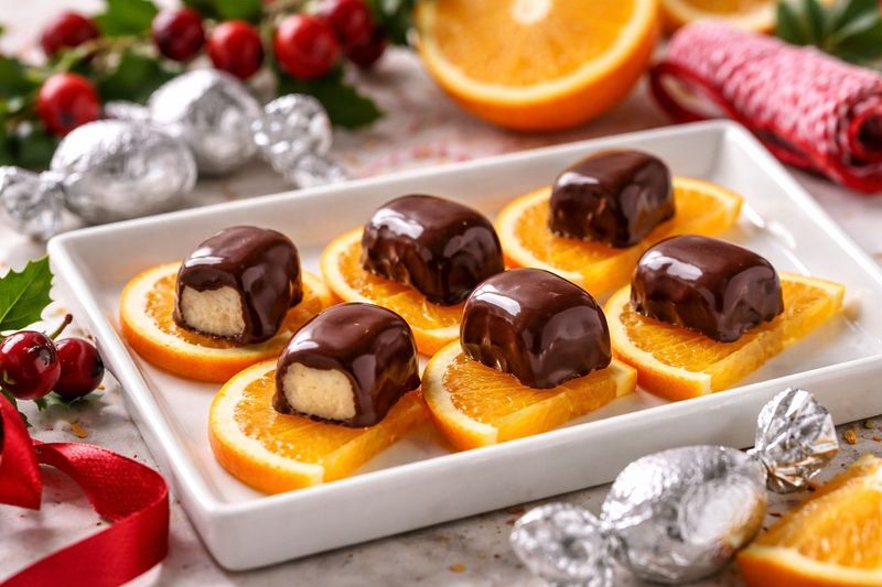 Készítsd el otthon a karácsony sztárját: narancsos-marcipános szaloncukor varázslat!